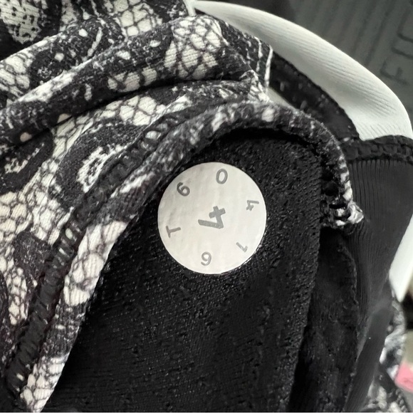 Lululemon Outrun 17" Crop Mini Cinder Lace White Black / Black Size 4 Coquette - Picture 7 of 15